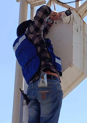 Instalador colocando camara